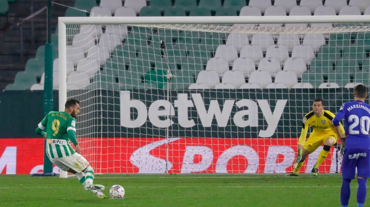 Borja Iglesias lanza un penalti en el Real Betis-Getafe CF de LaLiga 20-21