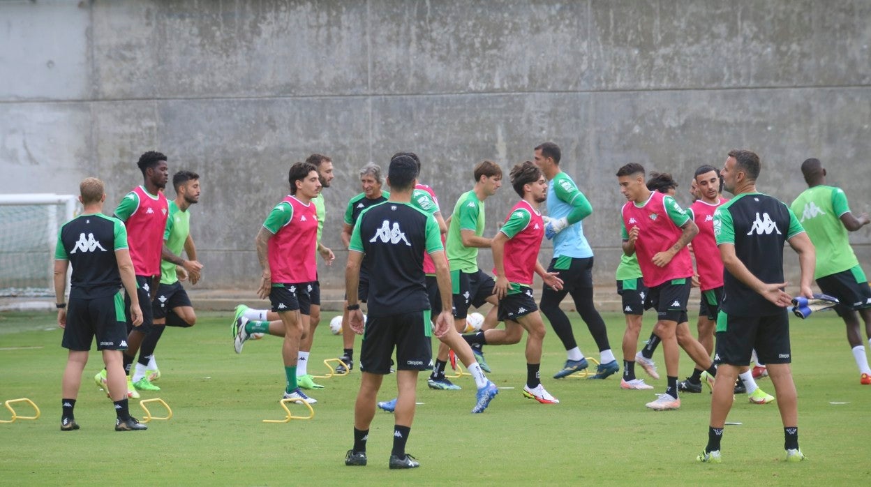 Los jugadores del Real Betis, durante el entrenamiento del pasado viernes