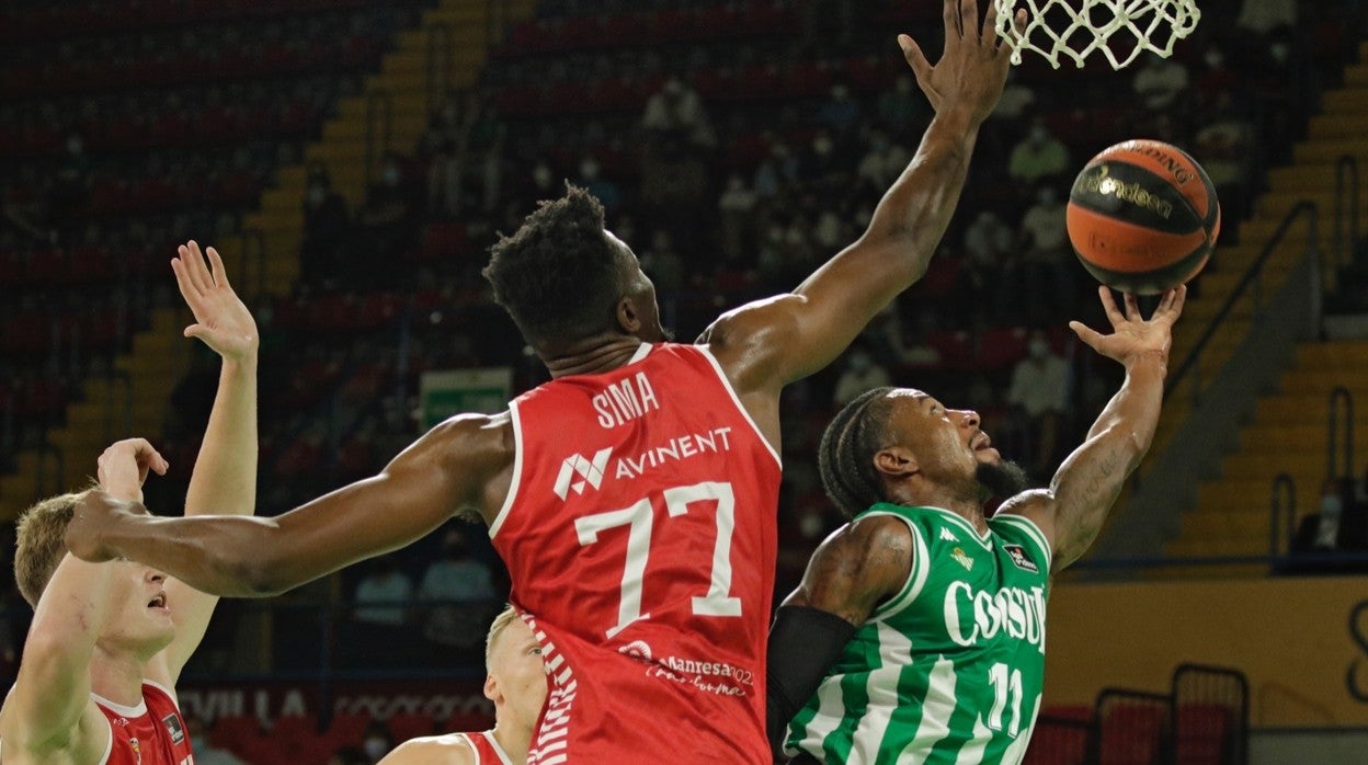 Evans, entrando a canasta en el Coosur Betis - BAXI Manresa