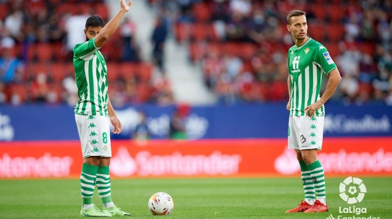 Fekir y Canales se disponen a sacar una falta en el Osasuna - Betis
