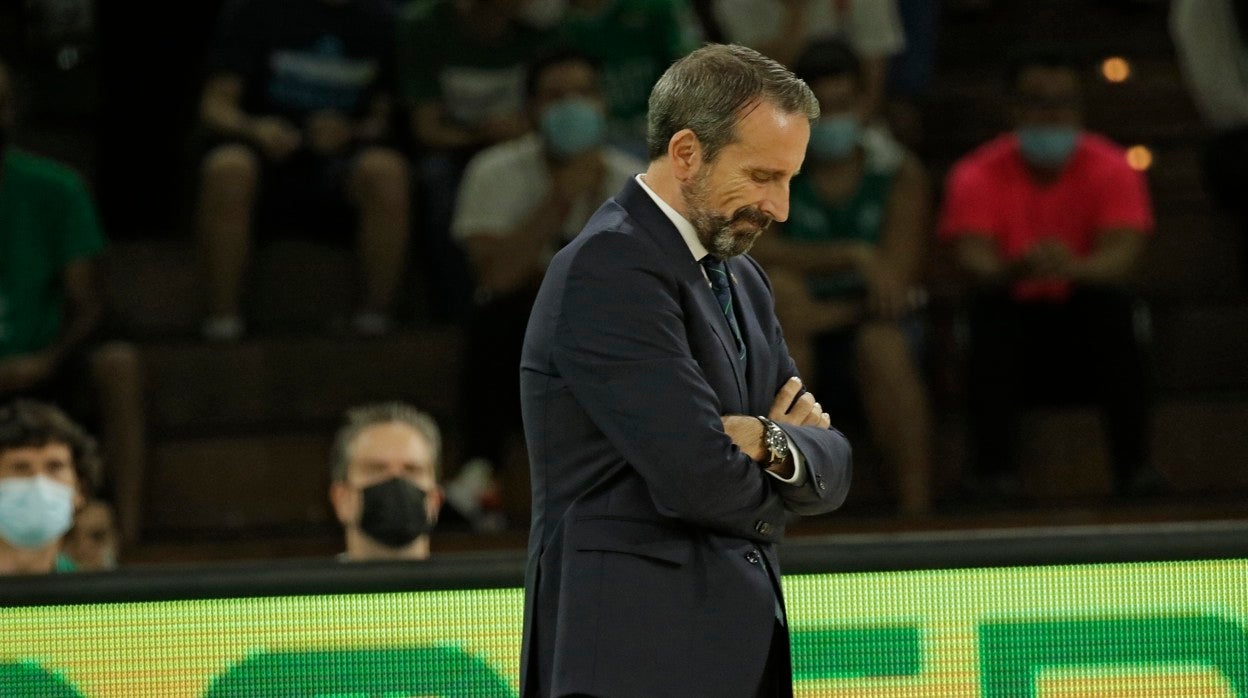 Joan Plaza, en un gesto de resignación en el Coosur Betis - BAXI Manresa