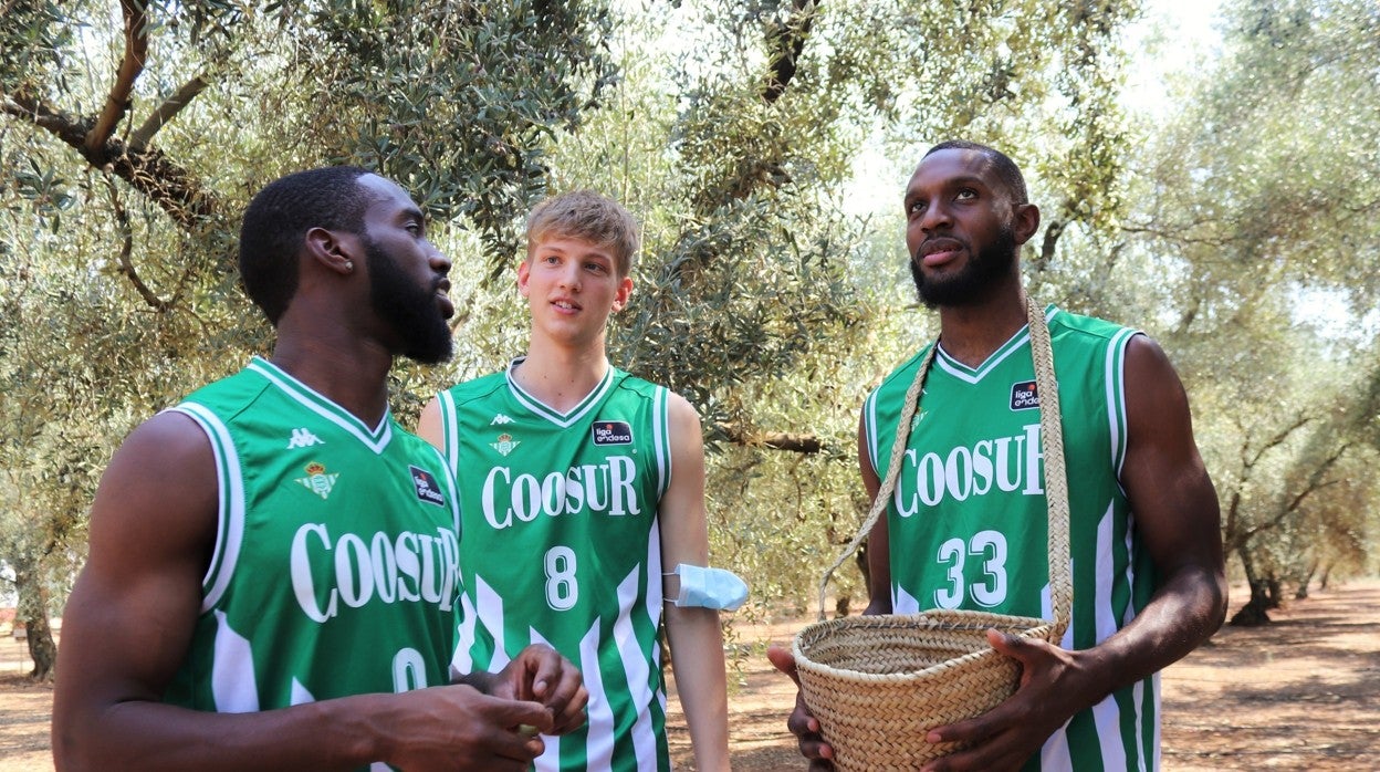 Vitto Brown, a la derecha, junto a Khadeen Carrington y Luis García