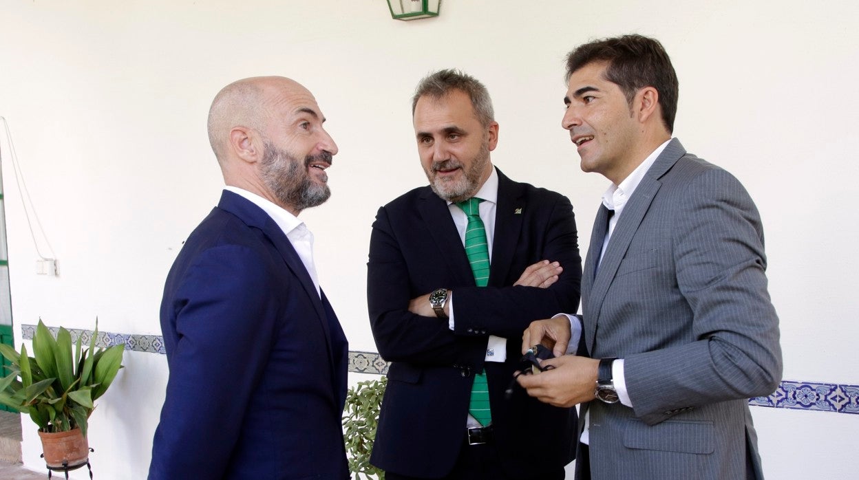 Álvaro Guillén, Fernando Moral y Ángel Haro conversan en la Hacienda Guzmán