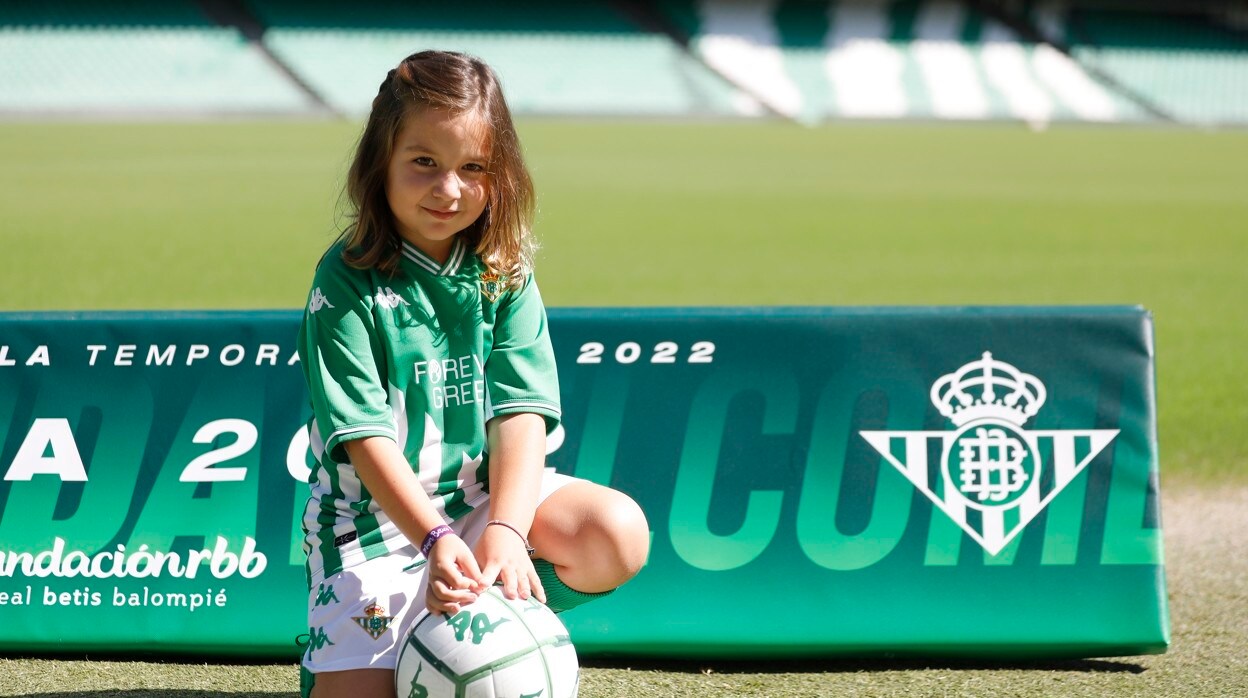 Sevilla. Sorteo de Camiseta y Balón del Real Betis Balompié