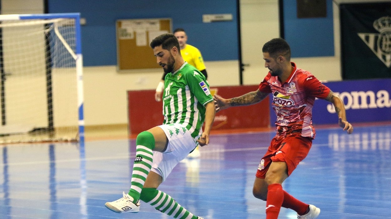 Buendía protege el balón ante un rival durante el Betis Futsal - El Pozo