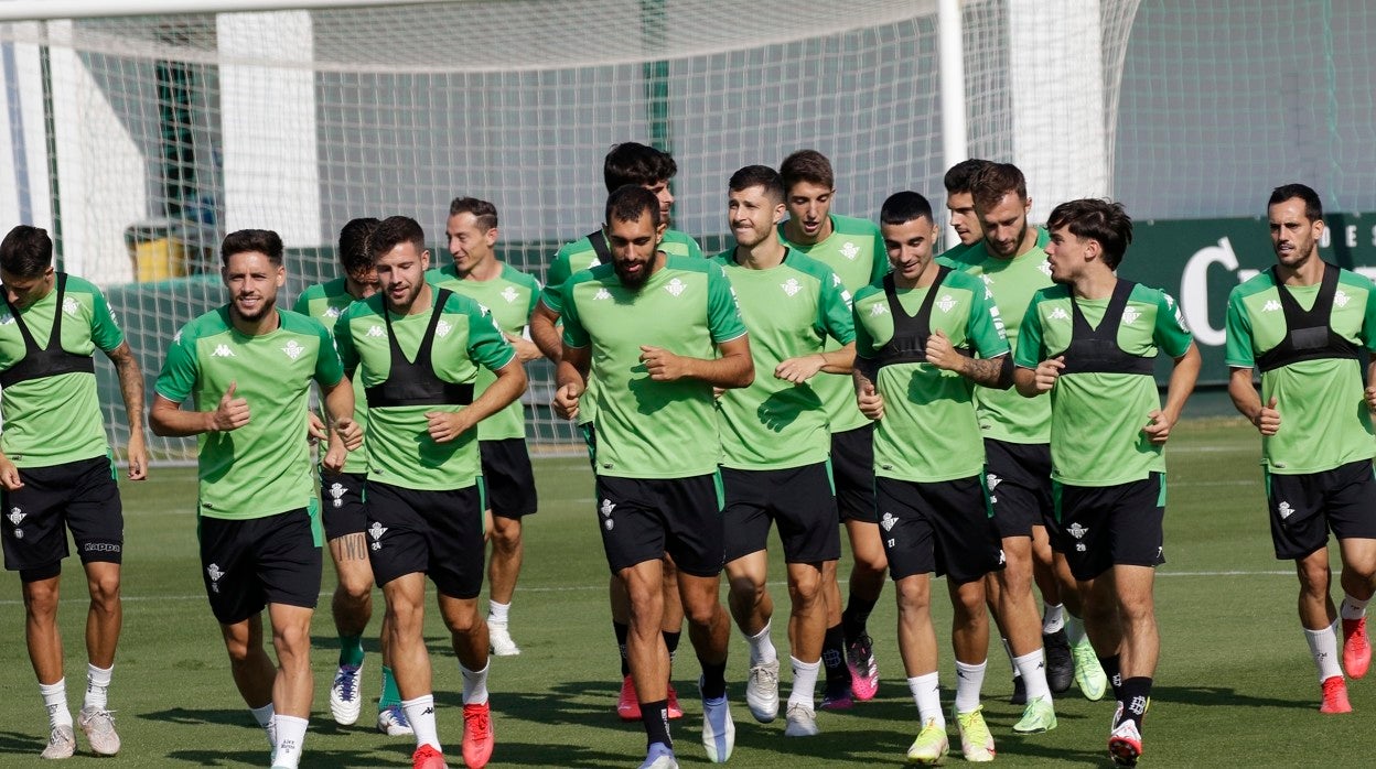 Los jugadores del Betis, durante un entrenamiento en la ciudad deportiva Luis del Sol