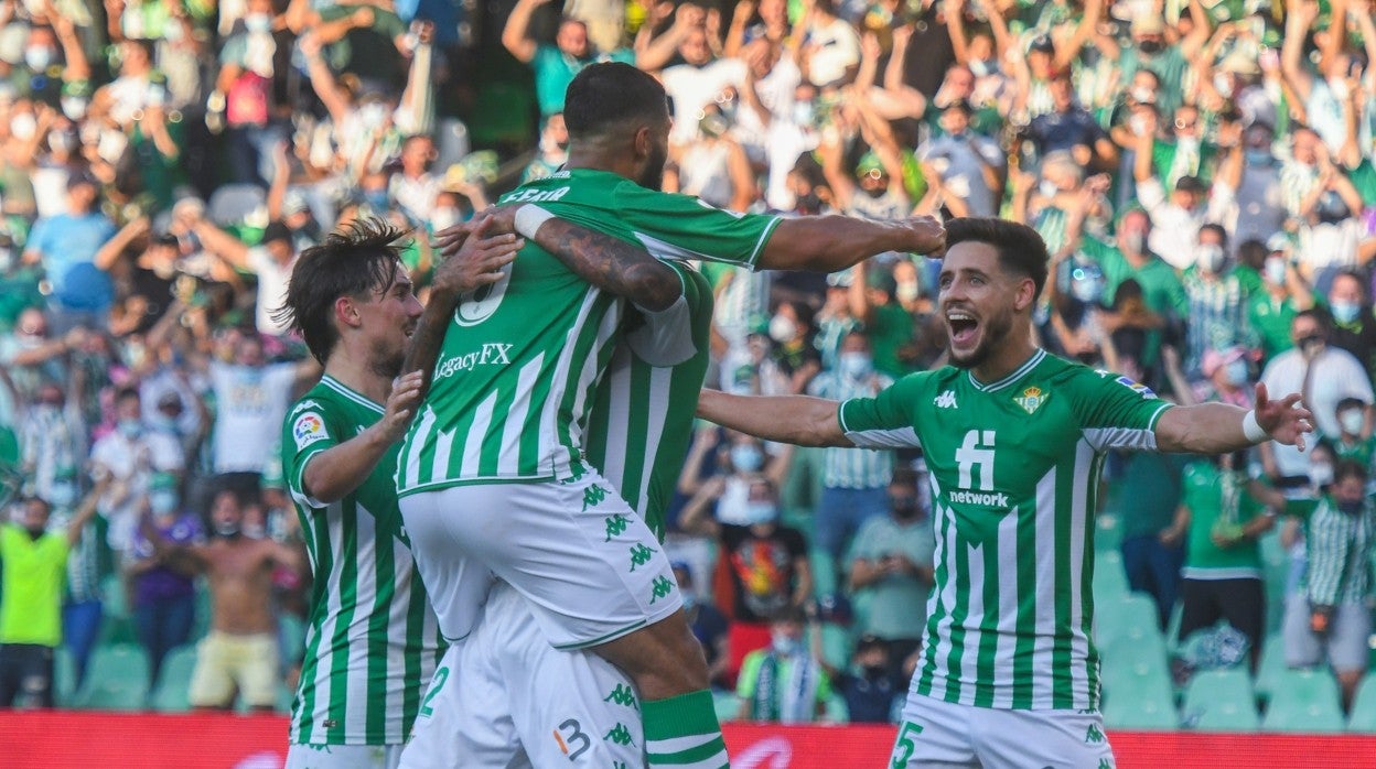 Rodri, Willian José, Fekir y Álex Moreno celebran un gol en el Betis - Espanyol