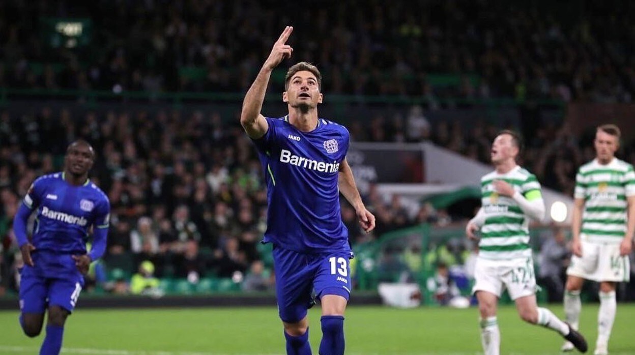 Lucas Alario celebra su primer gol de la temporada, ante el Celtic en Europa League