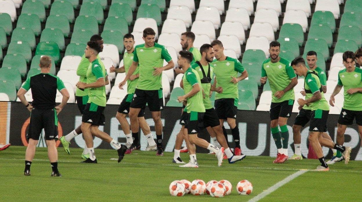 La plantilla del Betis, ayer, en el último entrenamiento previo al partido contra el Leverkusen