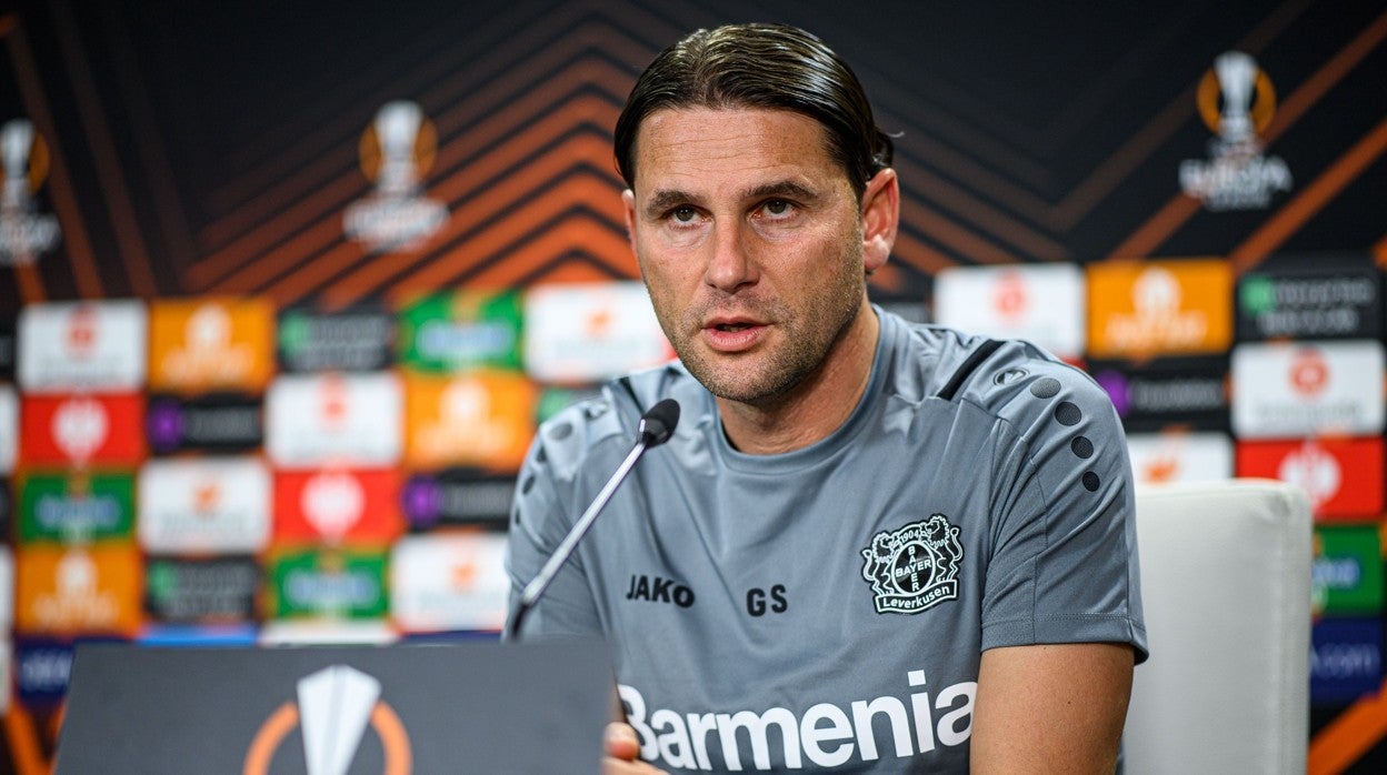 Gerardo Seoane, entrenador del Bayer Leverkusen, en la rueda de prensa en el estadio Benito Villamarín