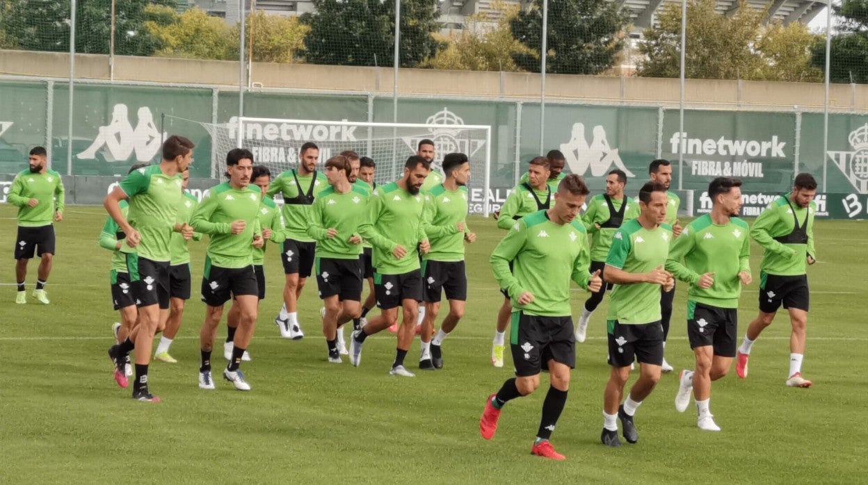 Los jugadores del Betis, incluido Bellerín, se ejercitan en la ciudad deportiva Luis del Sol