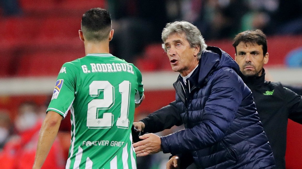 Manuel Pellegrini da instrucciones a Guido Rodríguez durante el Bayer Leverkusen - Real Betis