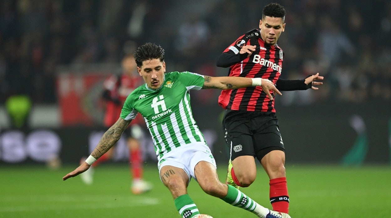 Bellerín se anticipa a un rival durante el Bayer Leverkusen - Betis