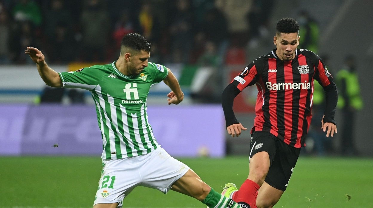 Guido Rodríguez y Paulinho, en un lance del Leverkusen - Betis