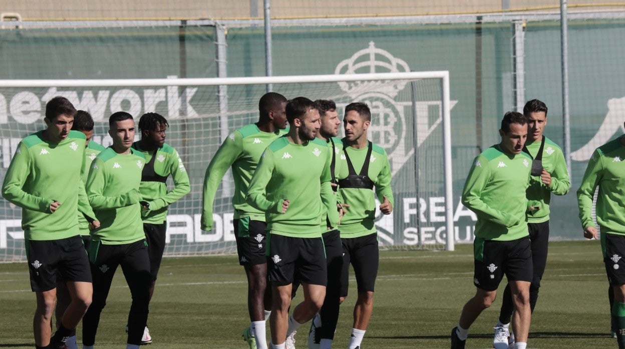 Los jugadores del Real Betis se han ejercitado a las órdenes de Manuel pellegrini por última vez antes de enfrentarse al eterno rival en El Gran Derbi
