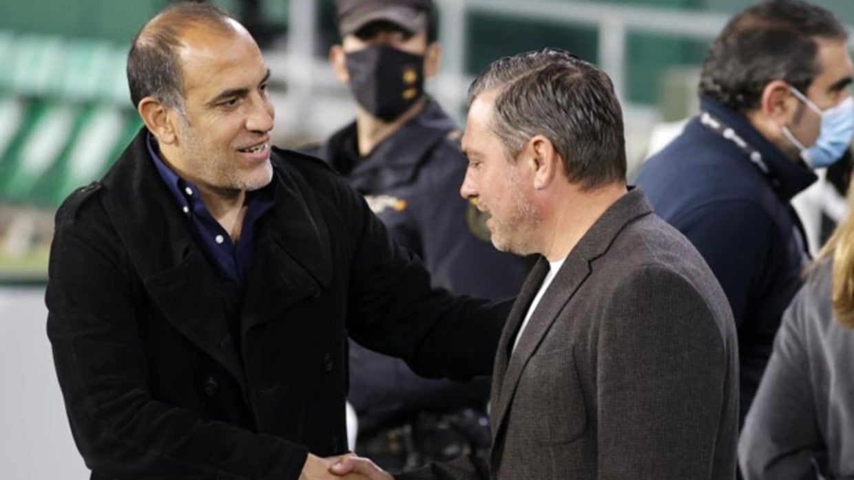 Romerito saluda a Manel Ruano anoche en el Benito Villamarín