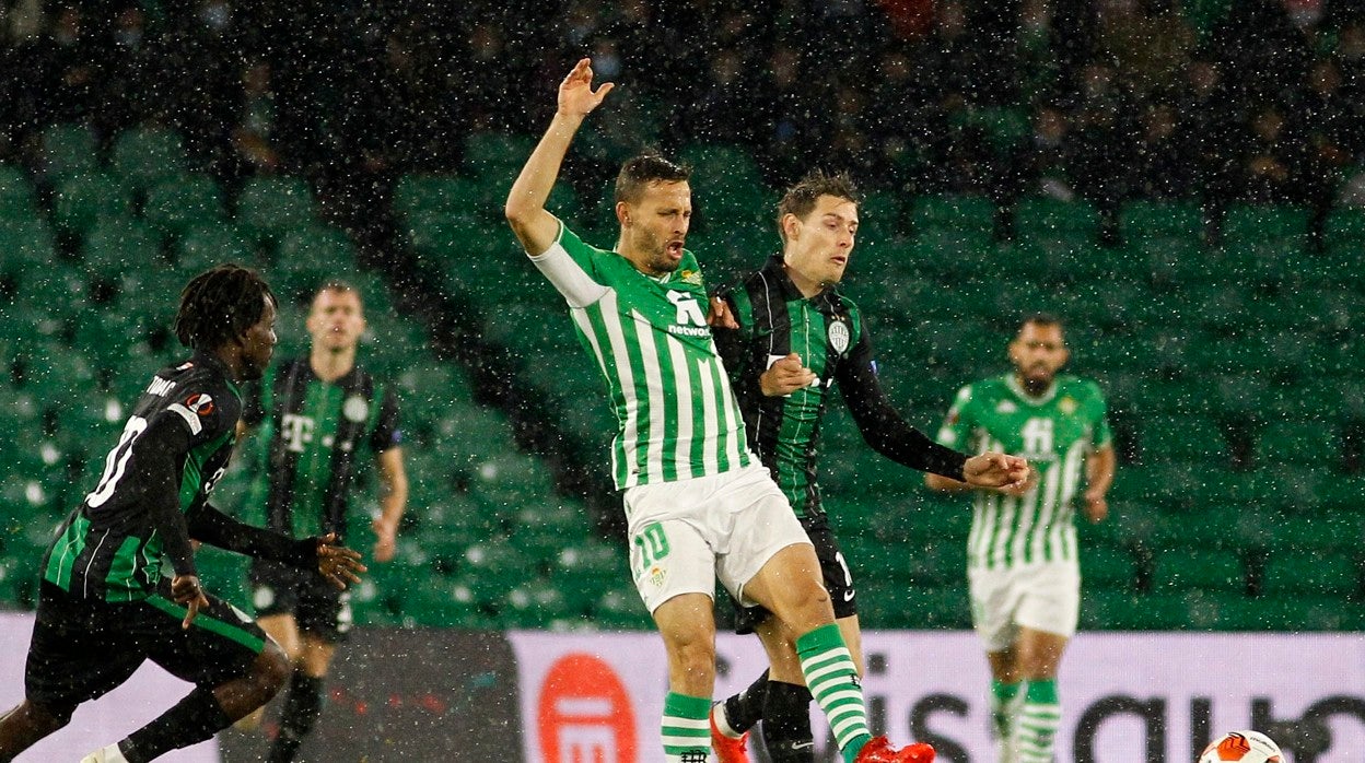 Canales pugna en una acción con un futbolista del Ferencvaros