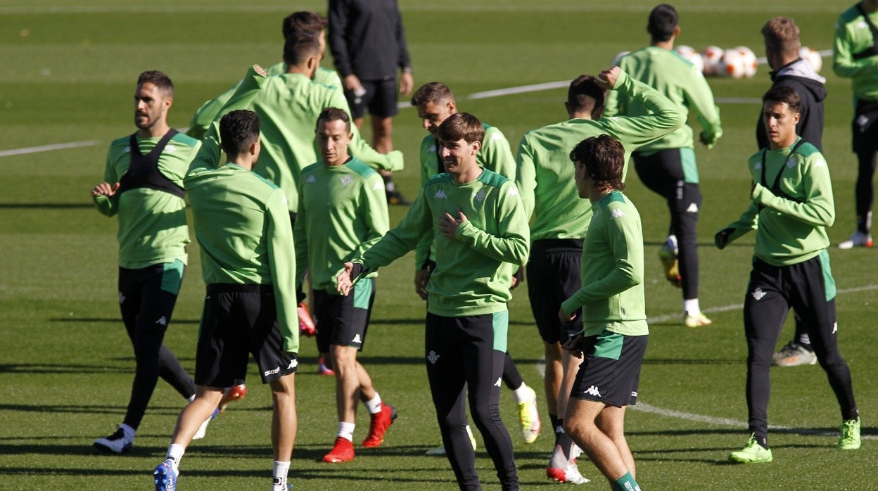Varios jugadores del Betis, durante el entrenamiento realizado ayer en el Benito Villamarín