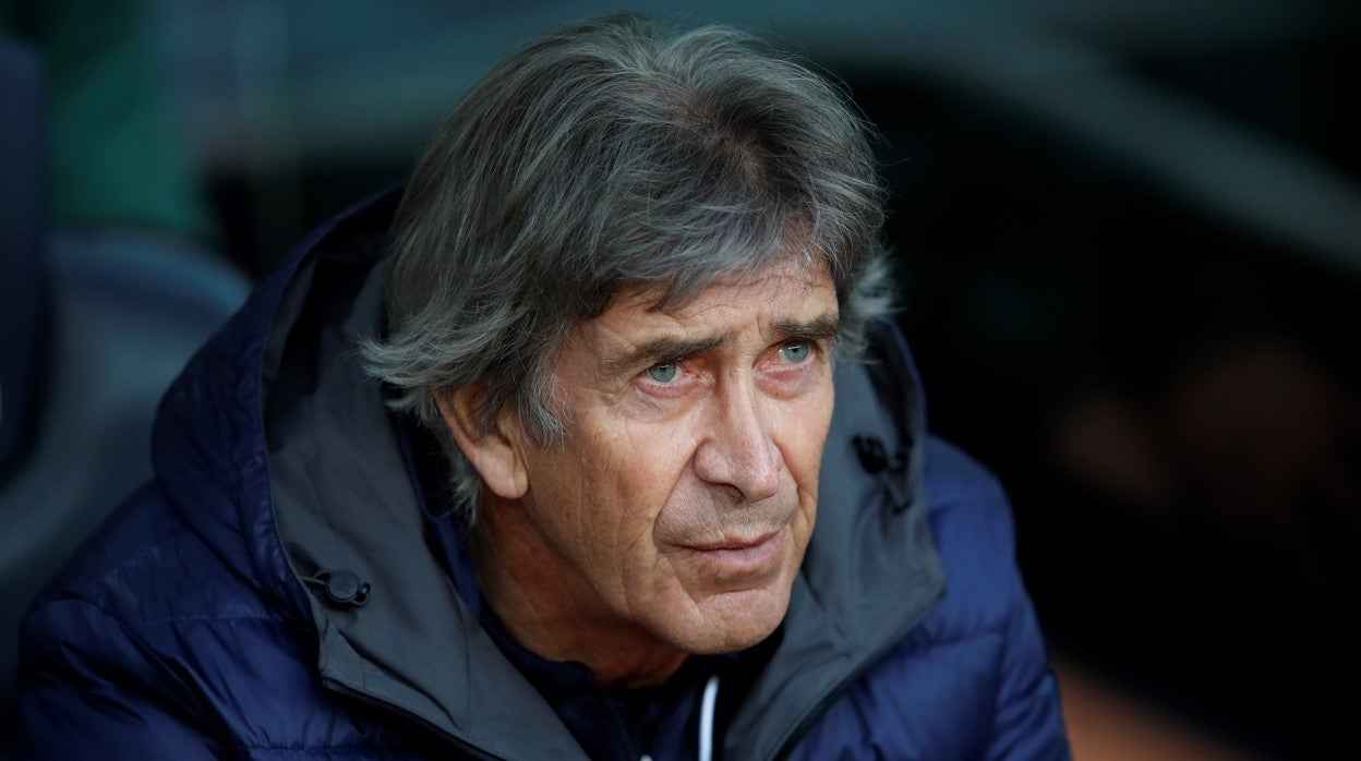 Manuel Pellegrini, en el banquillo del Camp Nou, durante el Barcelona - Betis