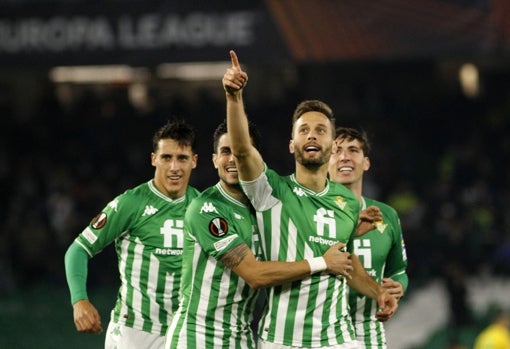Varios futbolistas del Real Betis felicitan a Canales tras el gol marcado ante el Ferencvaros