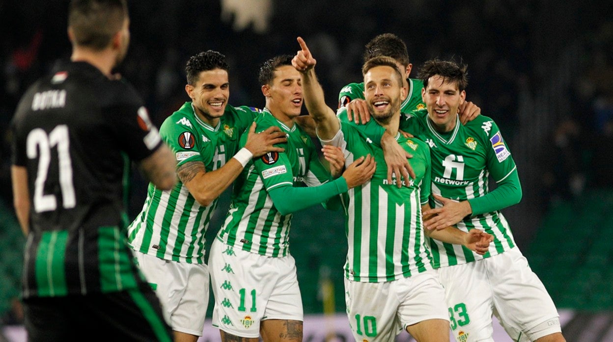 Canales celebra junto a varios de sus compañeros el golazo que le marcó al Ferencvaros en la Europa League