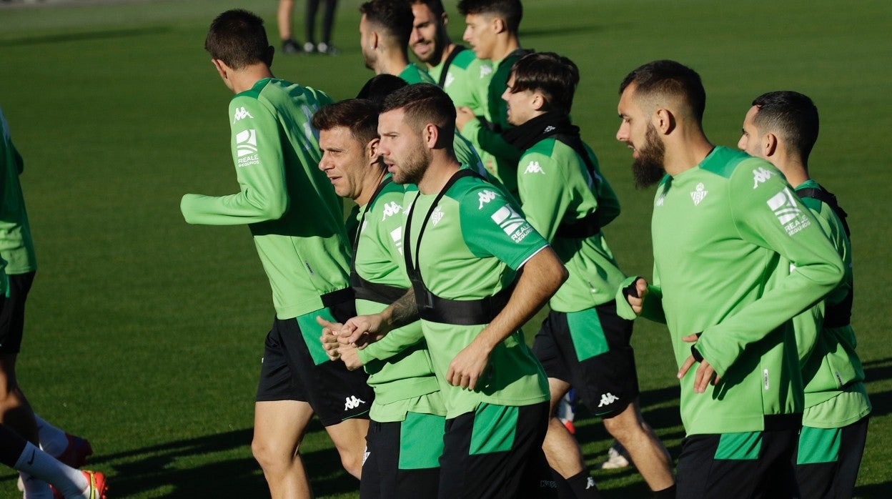 Los jugadores del Betis durante un entrenamiento