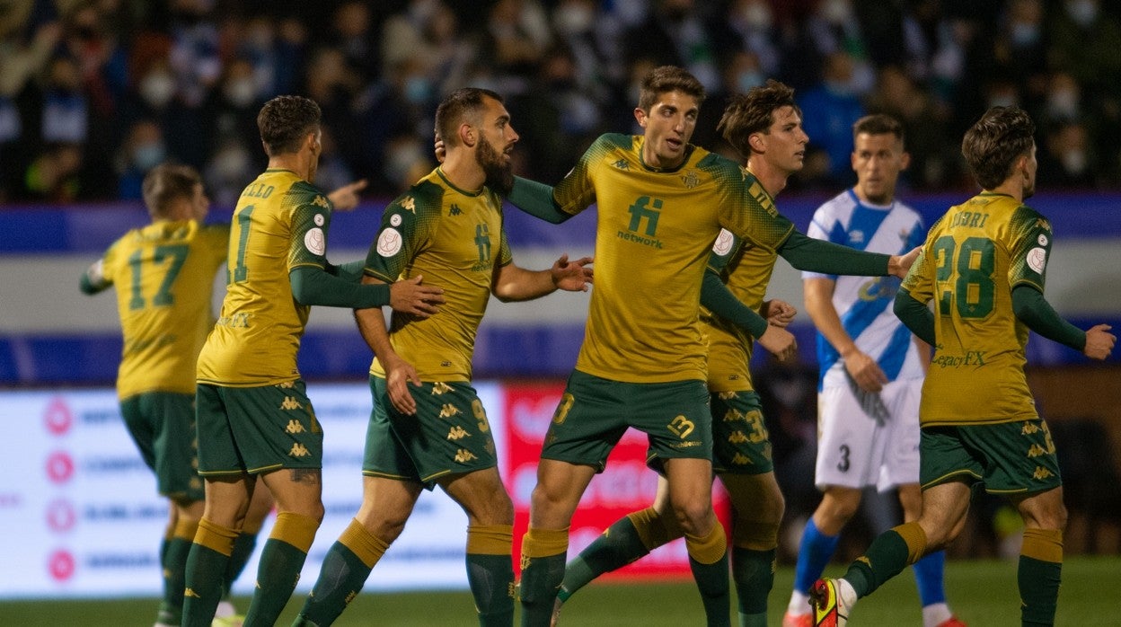 Los jugadores del Real Betis celebran el gol de Borja Iglesias en el encuentro de hoy