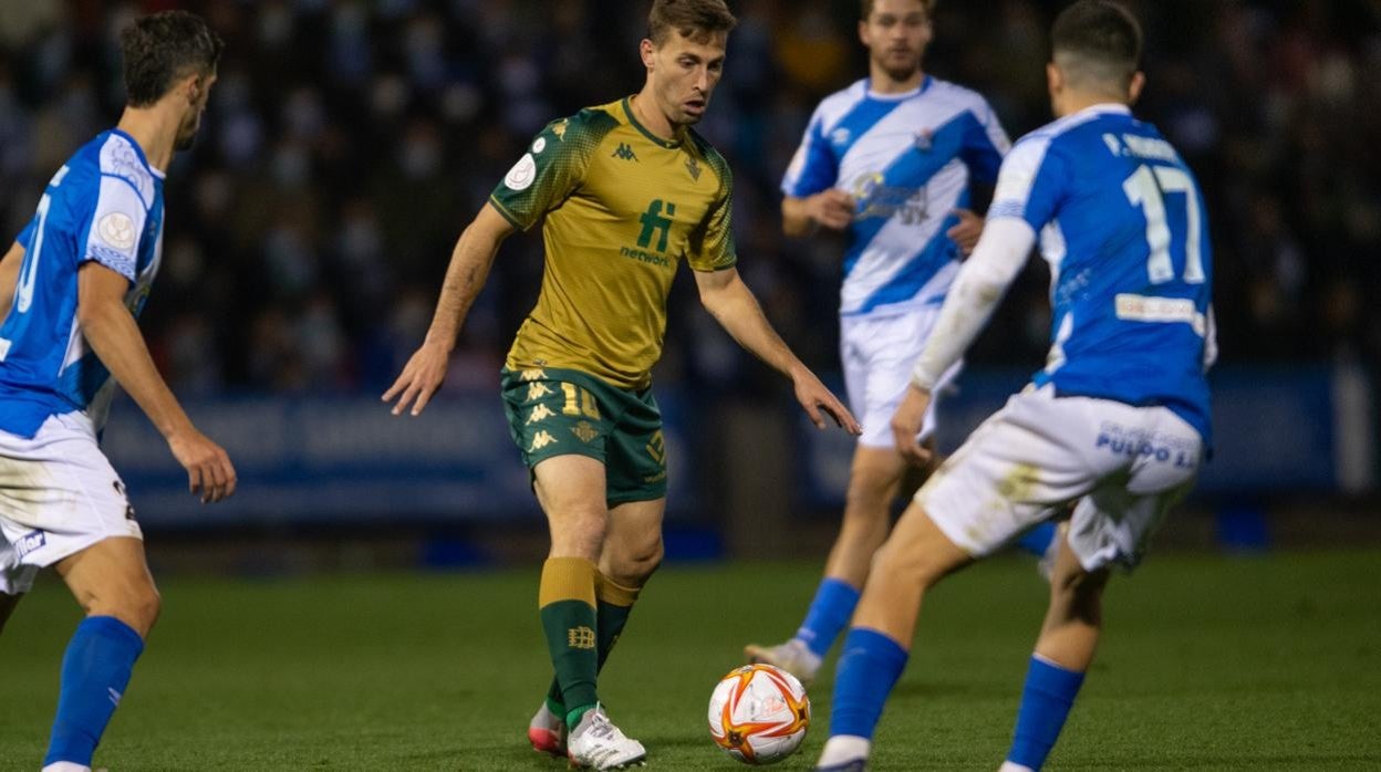 MIranda perisigue el balón ante un rival durante el Talavera - Betis