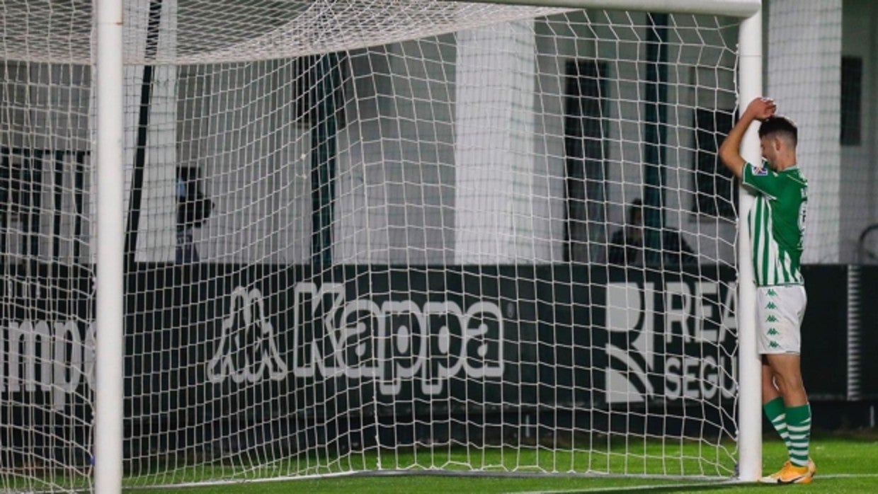 Raúl se lamenta en uno de los postes de la portería de la ciudad deportiva