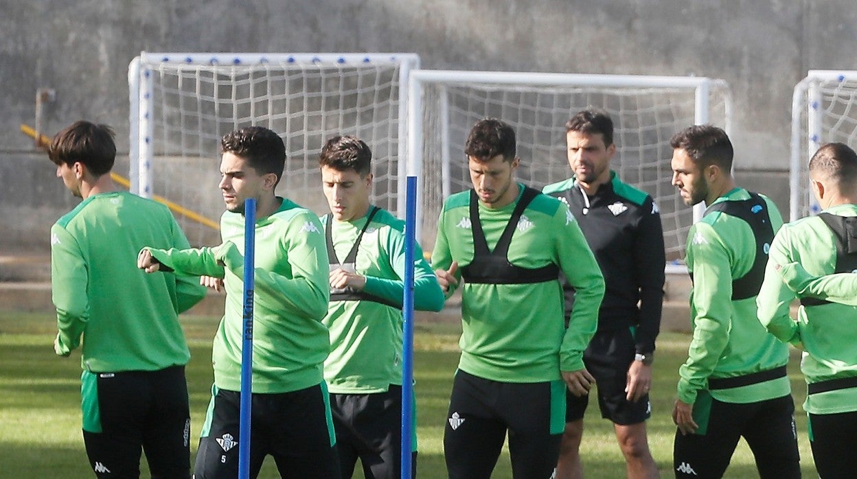 Los jugadores del Betis, durante un entrenamiento en la ciudad deportiva