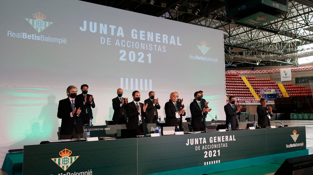 Ángel Haro y José Miguel López Catalán, junto al consejo de administración, instantes antes de comenzar la Junta General de Accionistas 2021 del Real Betis