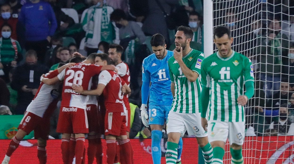 Al fondo, los jugadores del Celta celebran uno de los goles de Iago Aspas, ante la desolación de Rui Silva, Víctor Ruiz y Juanmi