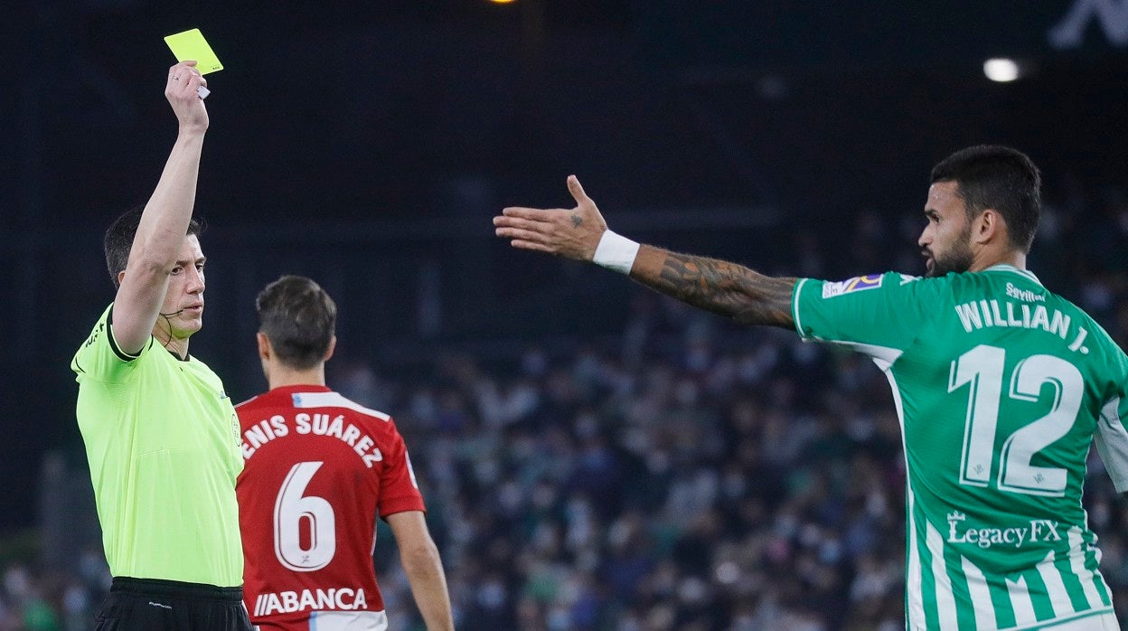 Soto Grado amonesta a Willian José durante el Betis - Celta