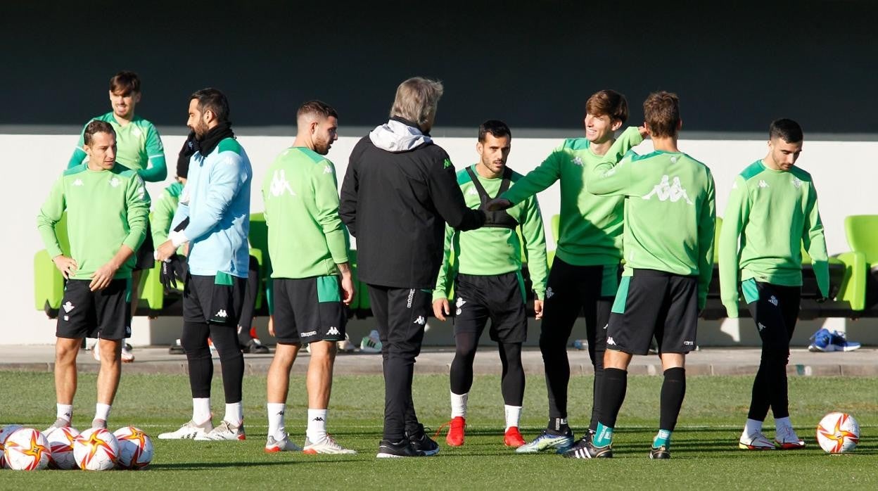Miranda saluda a Pellegrini antes de empezar el entrenamiento