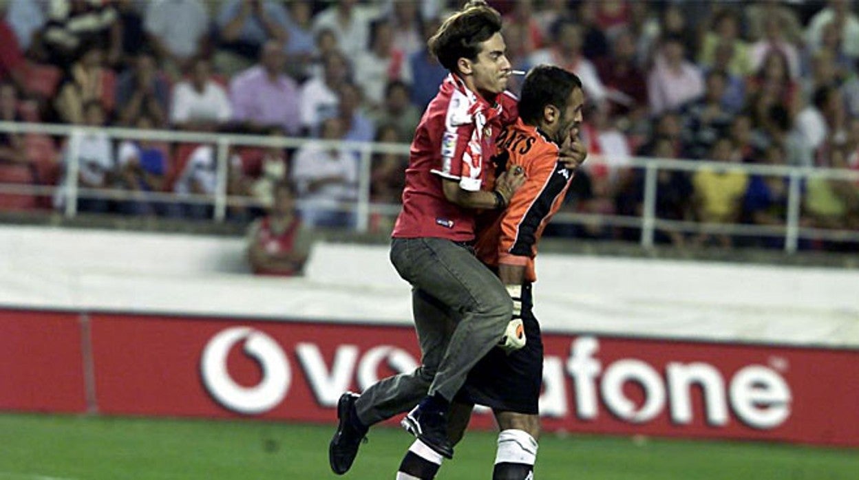 El otrora guardameta bético Toni Prats es agredido por un aficionado sevillista durante un derbi Sevilla - Betis de la temporada 2002/03