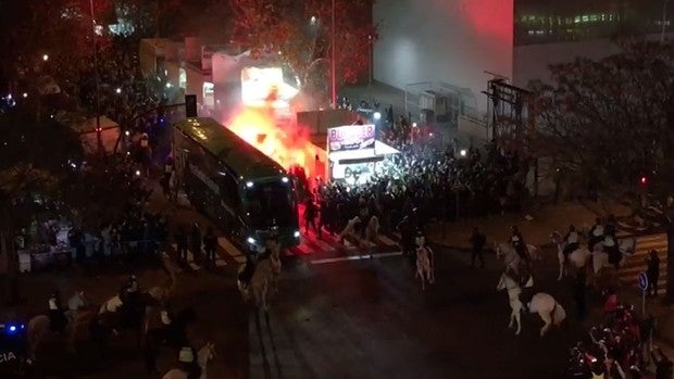La espectacular llegada del Betis al Villamarín para el derbi