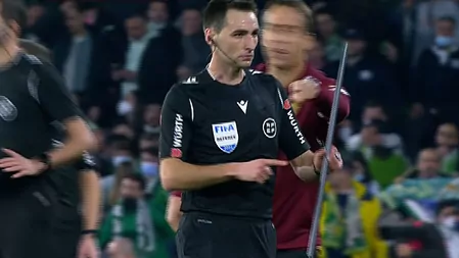De Burgos Bengoetxea interrumpió el derbi tras el lanzamiento de un palo que impactó en la cabeza de Jordán