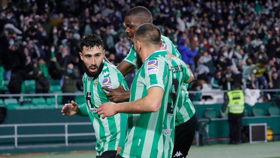 El gol olímpico de Fekir en el derbi Betis - Sevilla, en vídeo