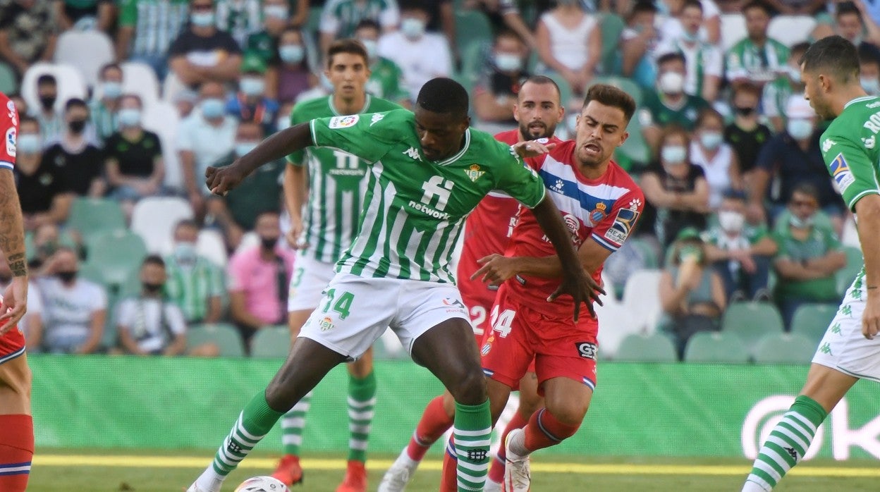William Carvalho, protegiendo el balón ante Melendo en el último Betis - Espanyol