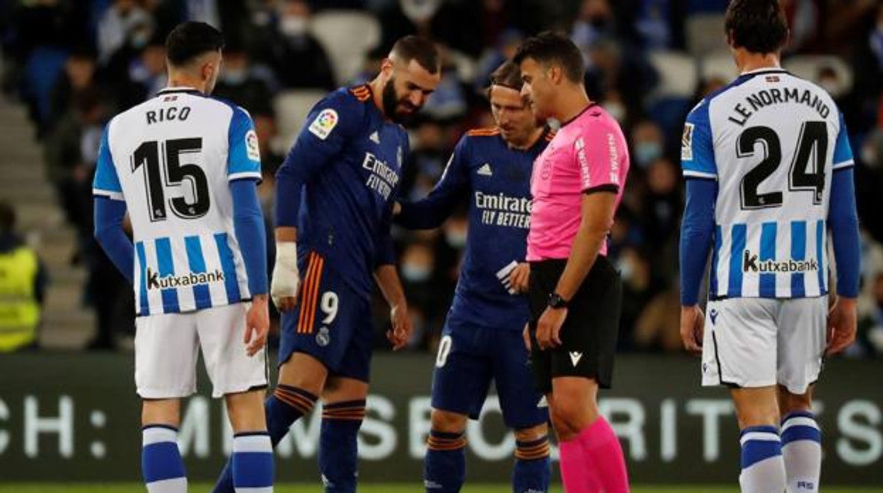 Gil Manzano dialoga co Benzema durante el Real Sociedad - Real Madrid