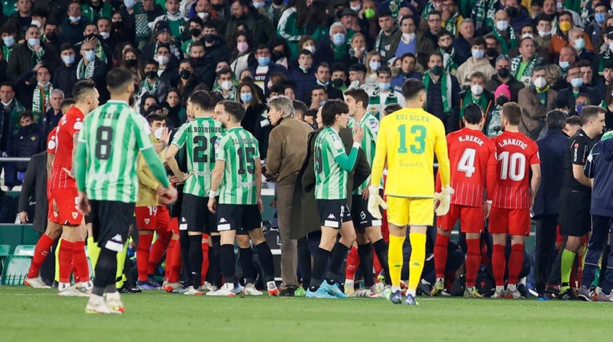Los jugadores de Betis y Sevilla discuten ante la suspensión del derbi del pasado sábado