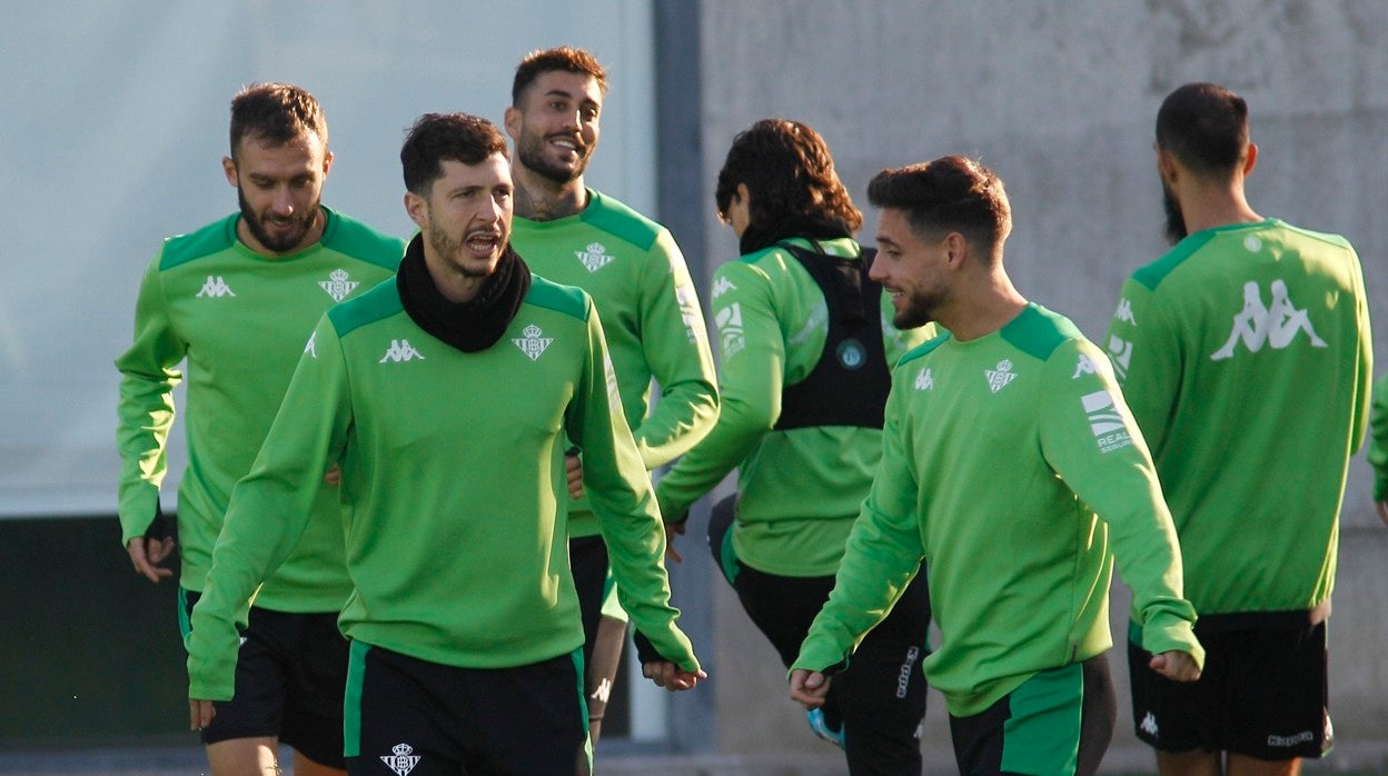 Guido conversa con Álex Moreno en un entrenamiento del Betis
