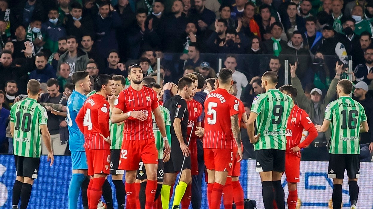 Instante en el que De Burgos Bengoetxea sostiene el palo que impactó en Joan Jordán