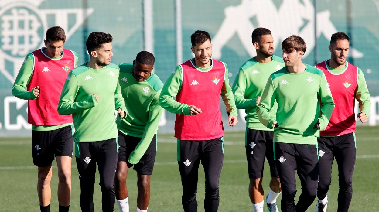 Guido Rodríguez, en el entrenamiento de ayer rodeado por Edgar, Bartra, Carvalho, Willian José, Miranda y Víctor Ruiz