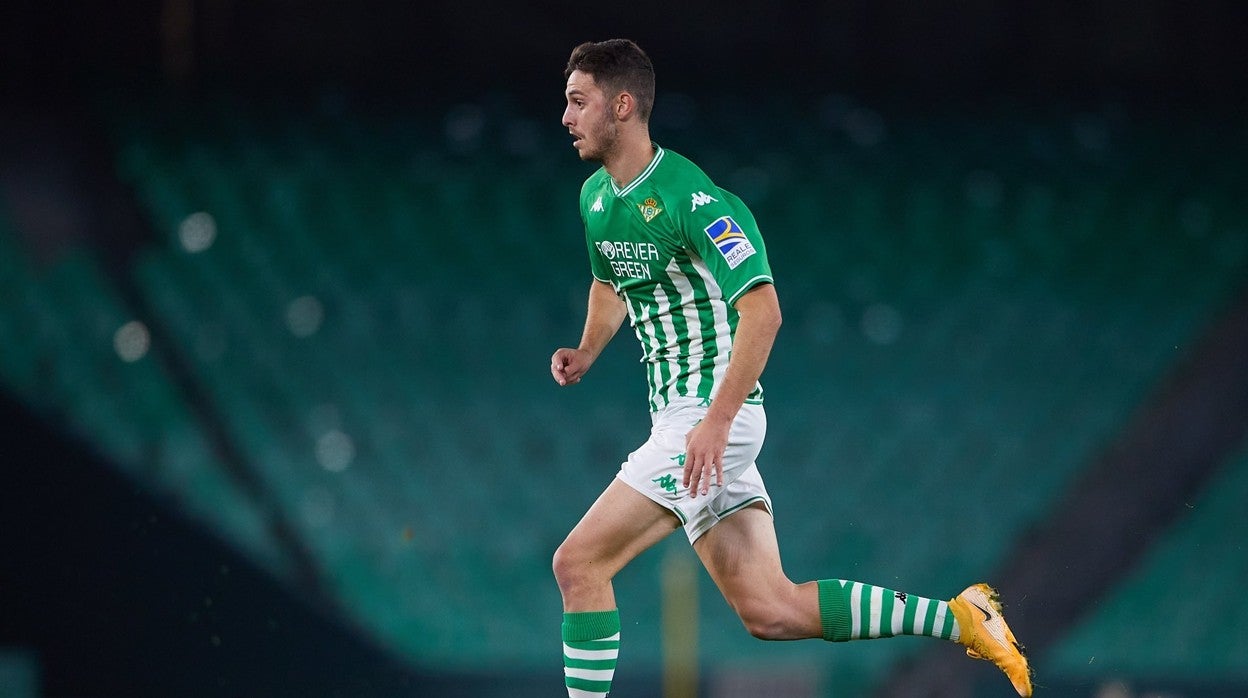 Raúl conduce la pelota en el estadio Benito Villamarín
