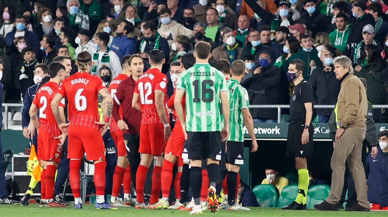 Lopetegui, Pellegrini y varios jugadores durante el derbi Betis - Sevilla de Copa