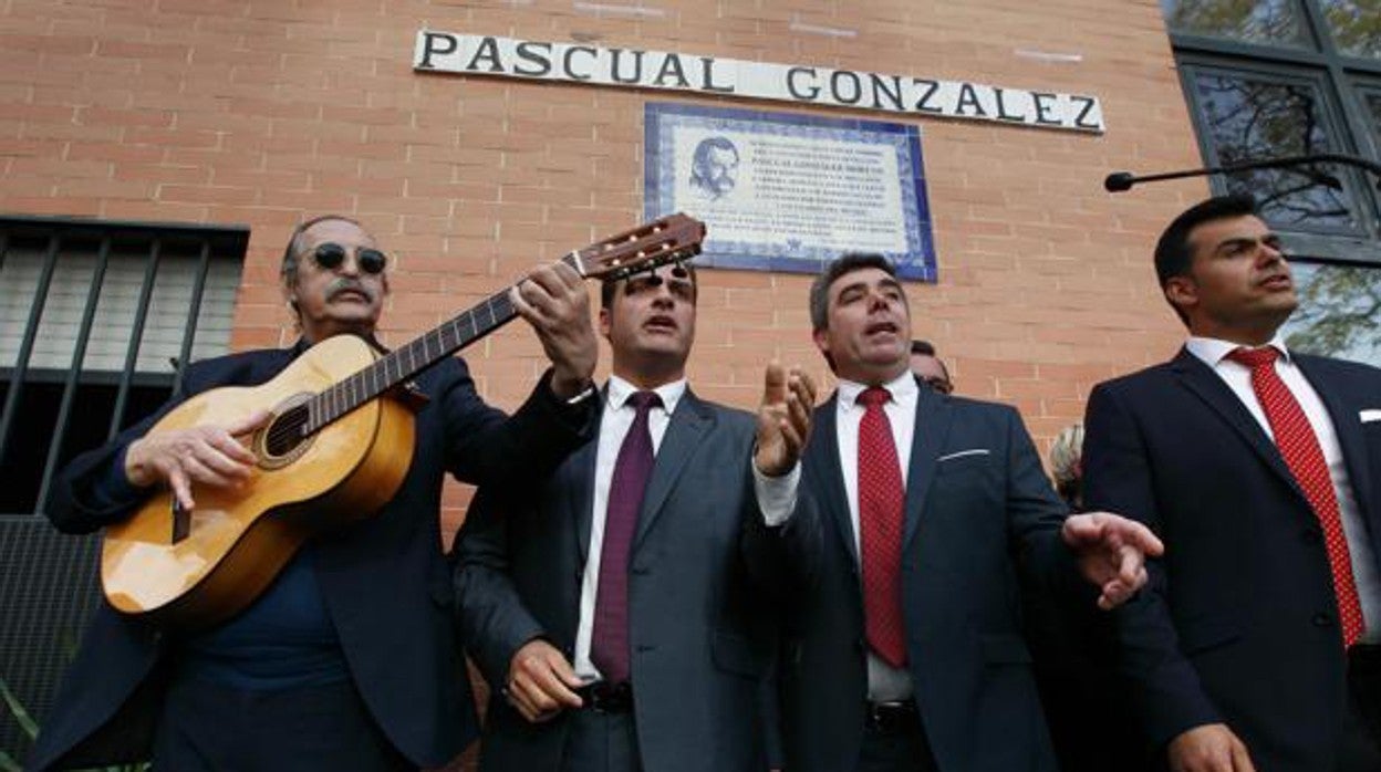 Pascual González, el día de la inauguración de una calle a su nombre en el barrio de la Calzá