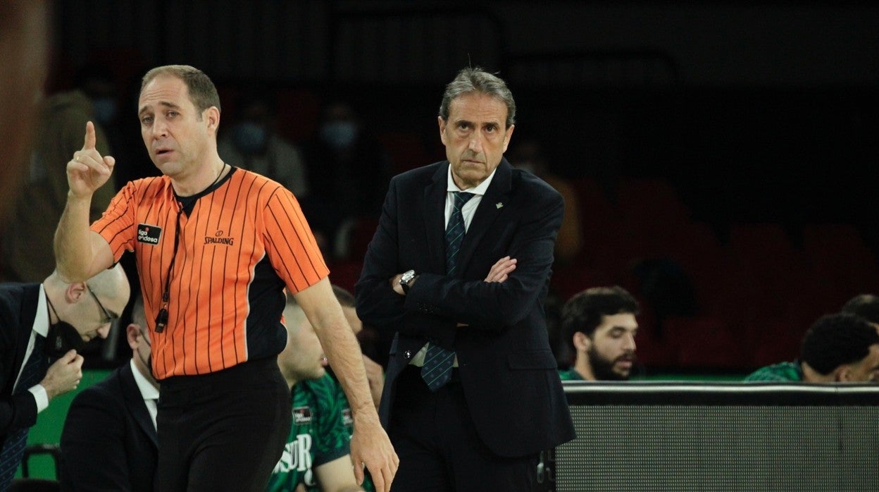 Casimiro, serio, observa el juego en el transcurso del Coosur Betis - Urbas Fuenlabrada