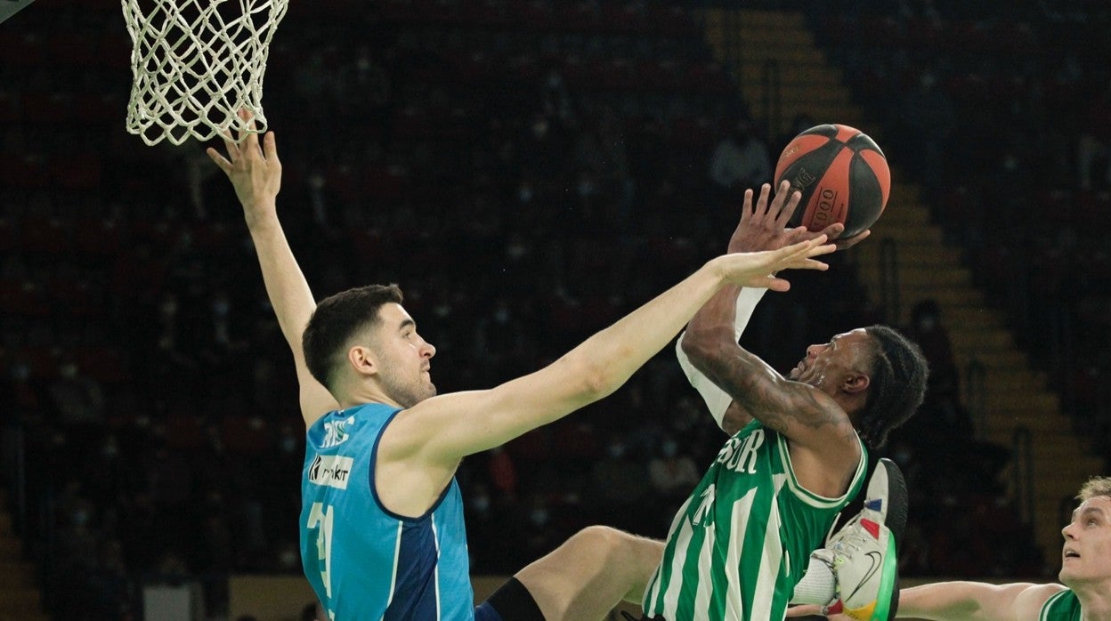 Evans, lanzando a canasta en el Coosur Betis -Urbas Fuenlabrada