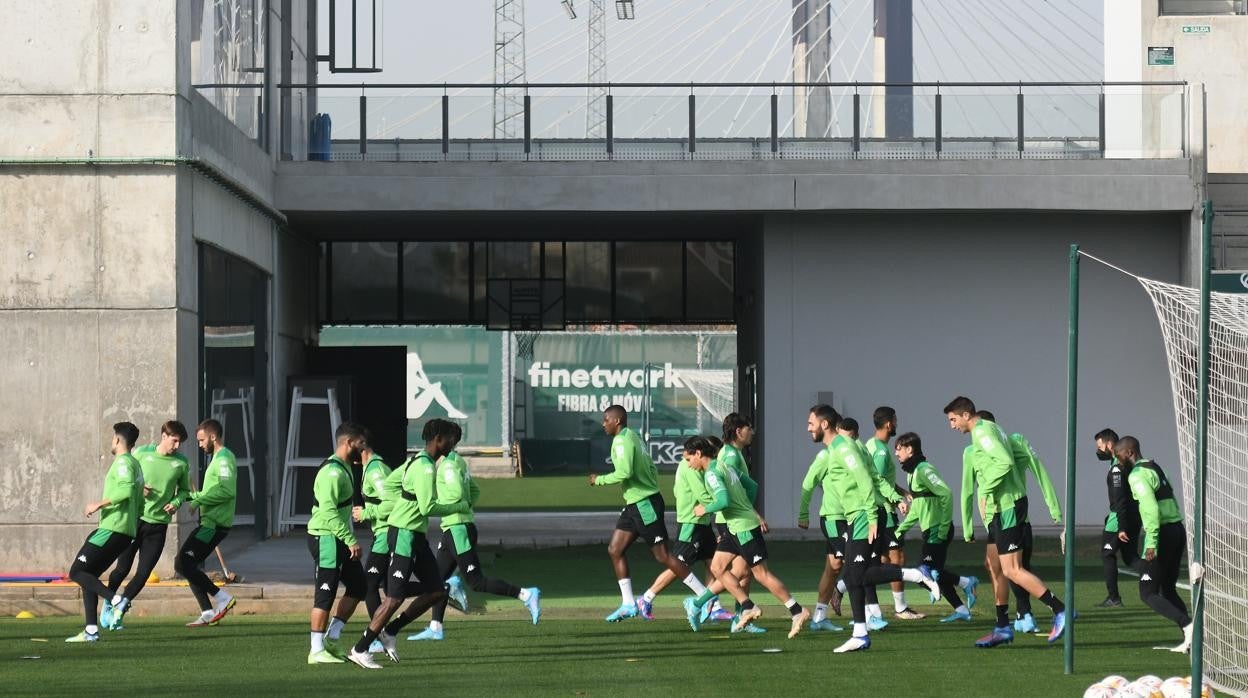 Los jugadores del Real Betis, en el inicio del entrenamiento de ayer